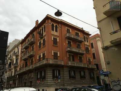 Il palazzo Amoruso-Manzari in via Cognetti angolo via De Nicol�: salta all'occhio per i suoi colori vivaci